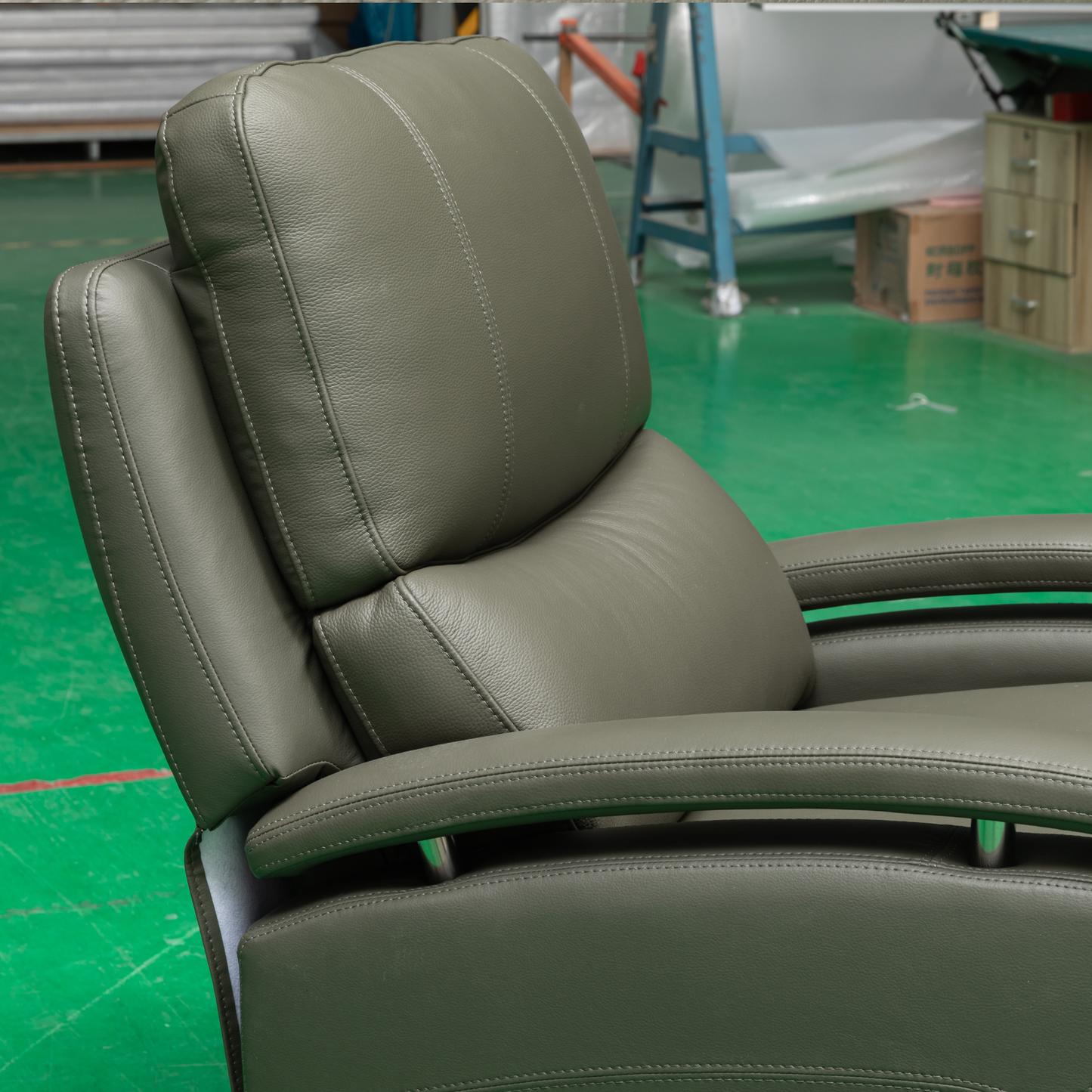 Klaussner Rosen Leather Swivel Glider Manual Recliner Chair